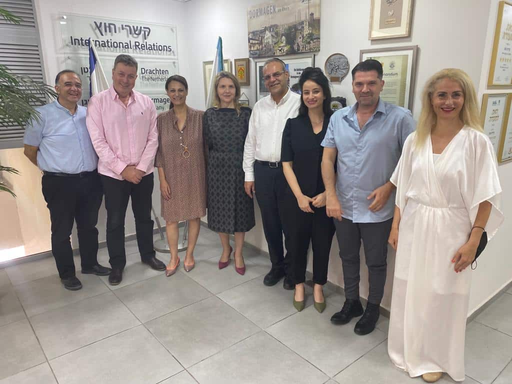 ראש העיר קריית אונו ישראל גל, המנכ"ל חיים סופר ומנהלת השירות לתושב מיכל רוזנשיין יחד עם מנהלי קופת חולים מאוחדת. צילום: עיריית קריית אונו
