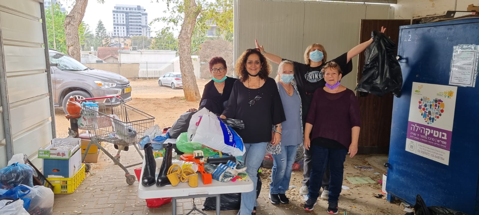 מתנדבי "בוטיקהילה"  מקבלים תרומות וממיינים את הבגדים לקראת האביב  
צילום: המחלקה להתנדבות, עיריית קריית אונו 
