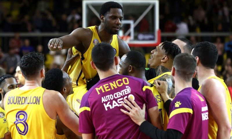 "אנחנו כבר נעשה פה קרנבל!" כוכב המשחק ג'ו רגלנד, על הכתפיים של חבריו- צילום: FIBA BASKEBALL