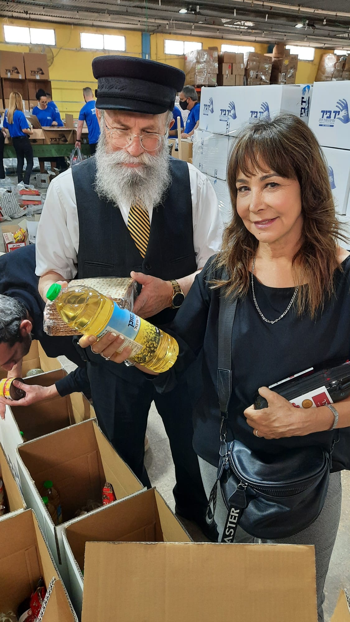 חני נחמיאס והרב גלויברמן. צילום: עמותת יד יד