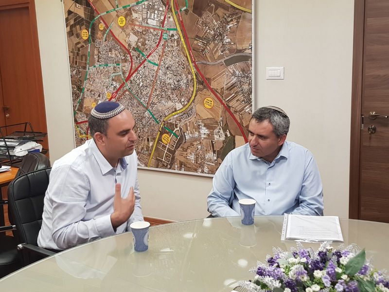 ראש העיר יאיר רביבו עם השר זאב אלקין בפגישת עבודה .(ארכיון דוברות עיריית לולד)