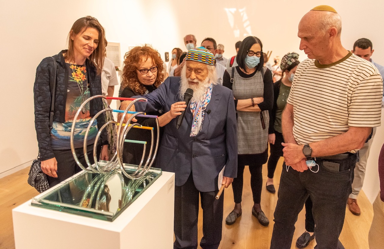 אלי פולק מנכ"ל החברה העירונית, אגם, רותי מקבי וטל בכלר עוזרת אוצרת של התערוכה. צילום: אבי קקון