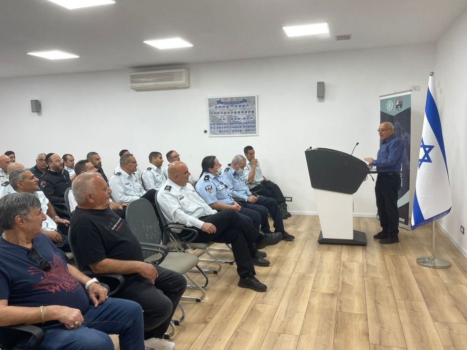 מוטי ששון מברך את צוות התחנה- דוברות כב"ה תחנה אזורית חולון