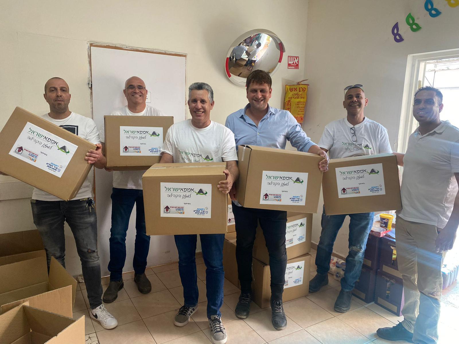 במרכז עו״ד יניב מרקוביץ משמאלו אלי אגם מנכל אמפא, קיצוני מימין איתי גדקה מנהל הבית החם, קיצוני משמאל רמי מדהלה מנהל אגף השכונות. צילום: באדיבות דוברות עיריית רחובות