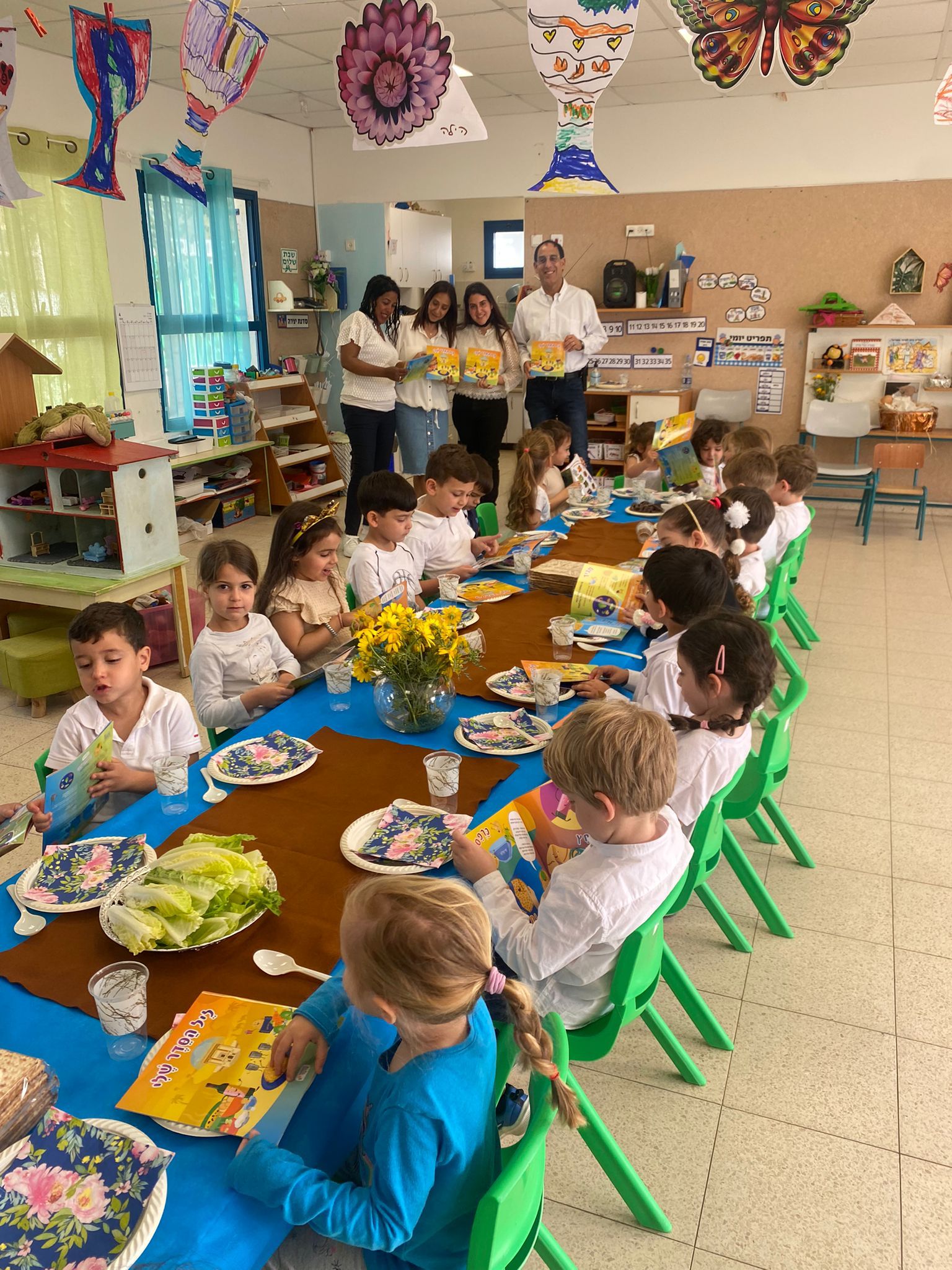 ממלא מקום רה״ע זוהר בלום וצוות הגן עם הילדים וההגדות. צילום: באדיבות דוברות עיריית רחובות.