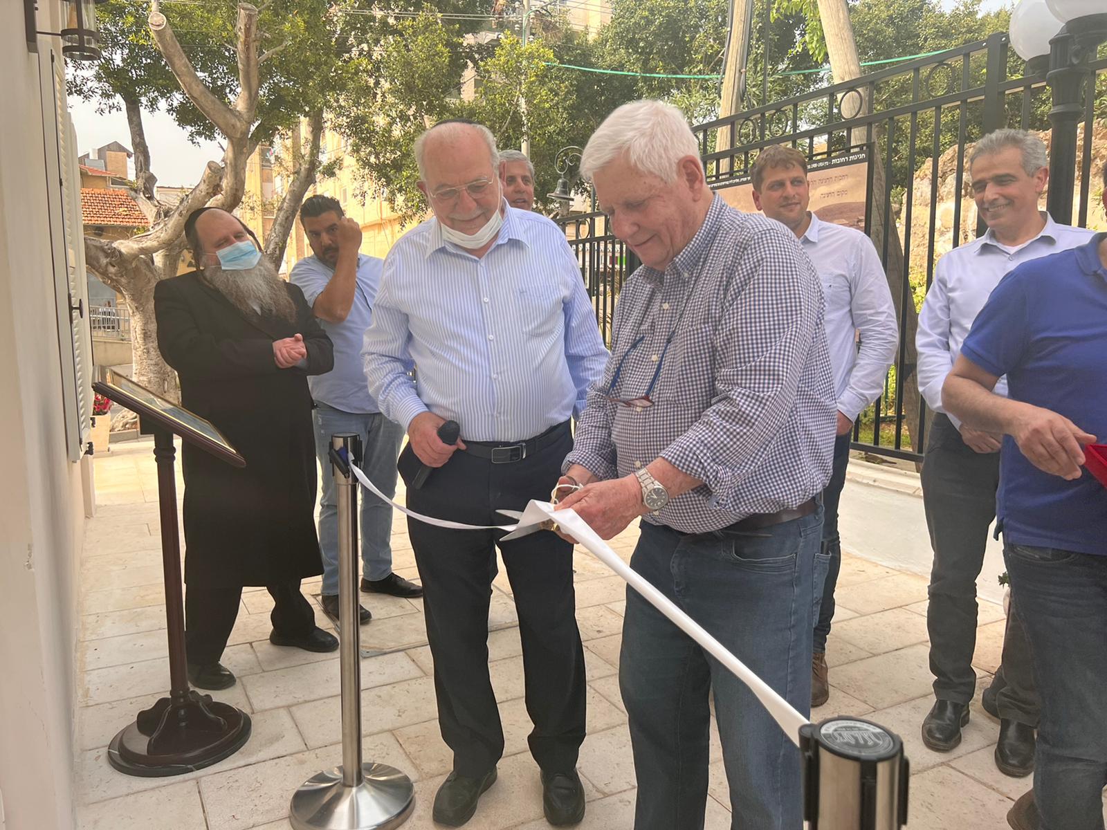ראש העיר כיבד בגזירת הסרט את שוקי פורר נינו של יוספזון וראש העיר לשעבר. צילום: באדיבות דוברות עיריית רחובות