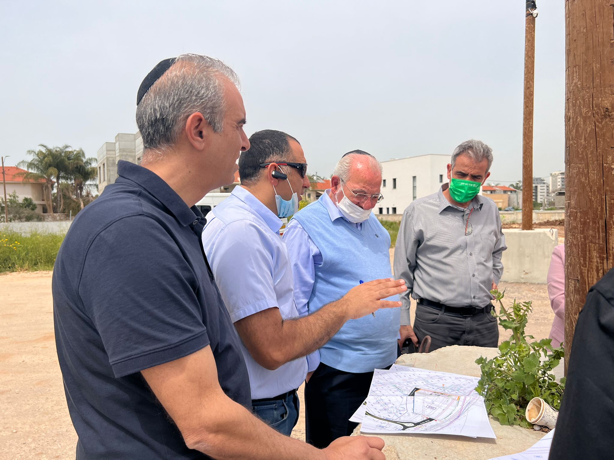 ראש העיר רחמים מלול, ח״מ גיא צור , מנכ״ל העירייה מאיר דהן  ומנכ״ל הלר ניסים סלמן הבוקר בשטח. צילום: באדיבות דוברות עיריית רחובות