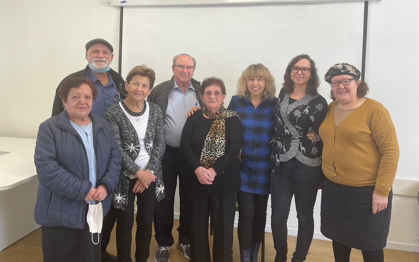 רכזת התוכנית עו"ס אנה ספיבקובסקי, עם קבוצת בני הגיל השלישי המשתתפים בתכנית. צילום: דוברות עיריית גבעת שמואל