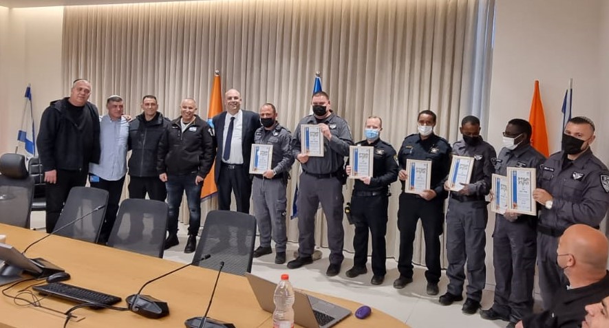 השוטרים והפקחים מקבלי תעודות ההוקרה. צילום דוברות עיריית לוד