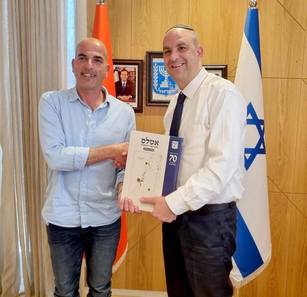ראש העיר יאיר רביבו עם רם קנדיל- מנהל משרד אזור ירושלים של מפקד האוכלוסין. צילום: דוברות עיריית לוד