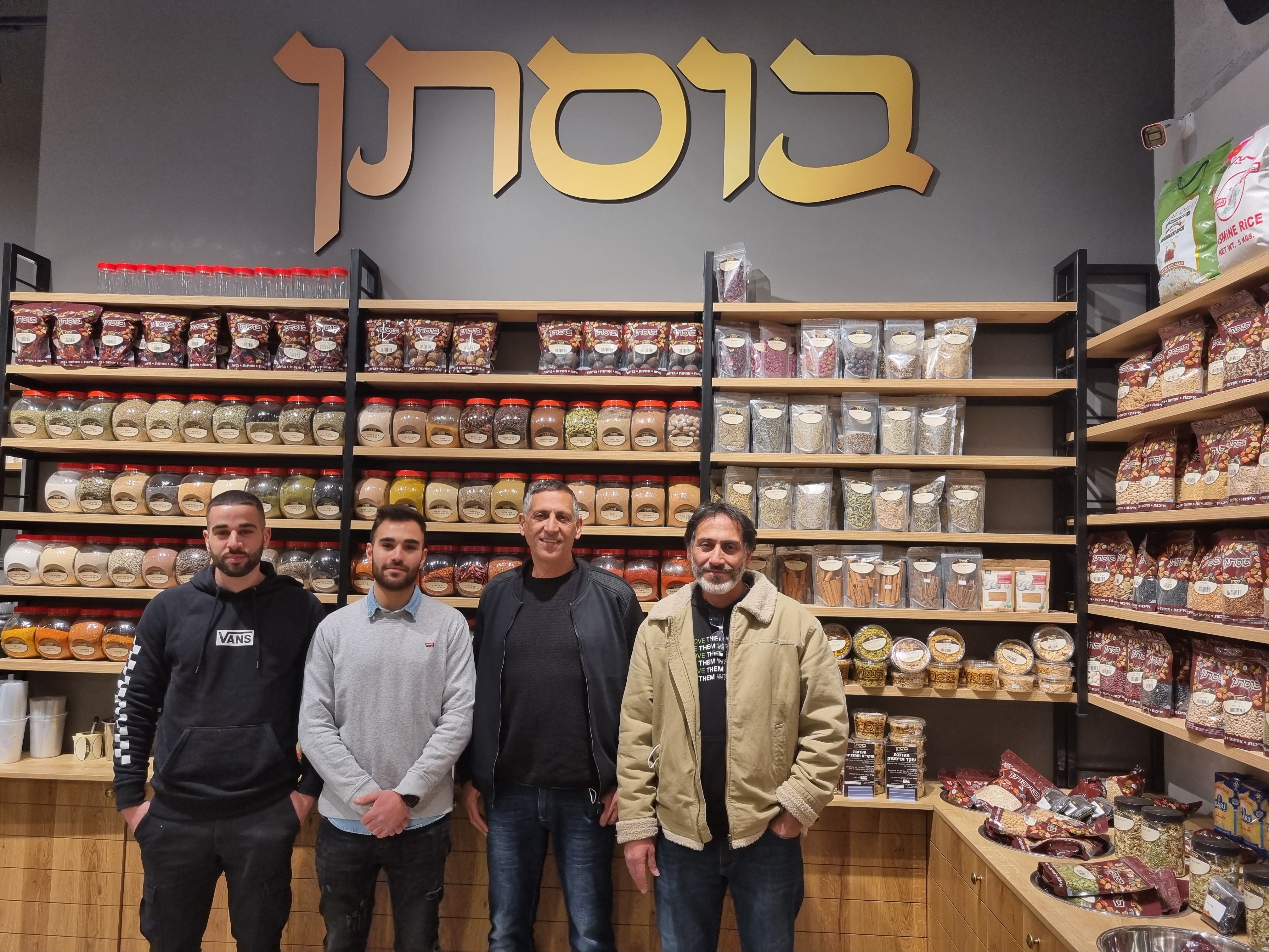 מימין שי בוסתנאי, אסי פלס וליאור אג'ובל הזכיינים. צילום: באדיבות רשת בוסתן