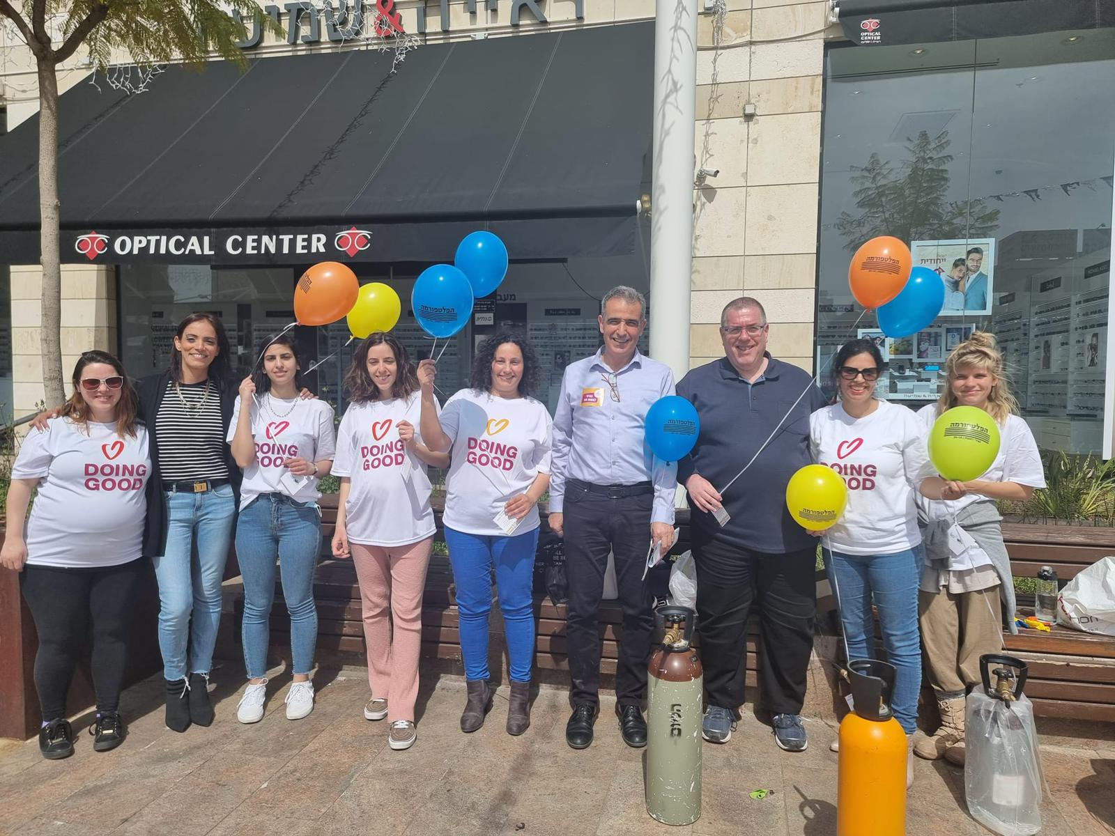 מנכ"ל העירייה ומנכ"ל החברה העירונית בפעילות מרכז הצעירים העירוני הפלטפורמה ברחבת הקניון. צילום: באדיבות דוברות עיריית רחובות