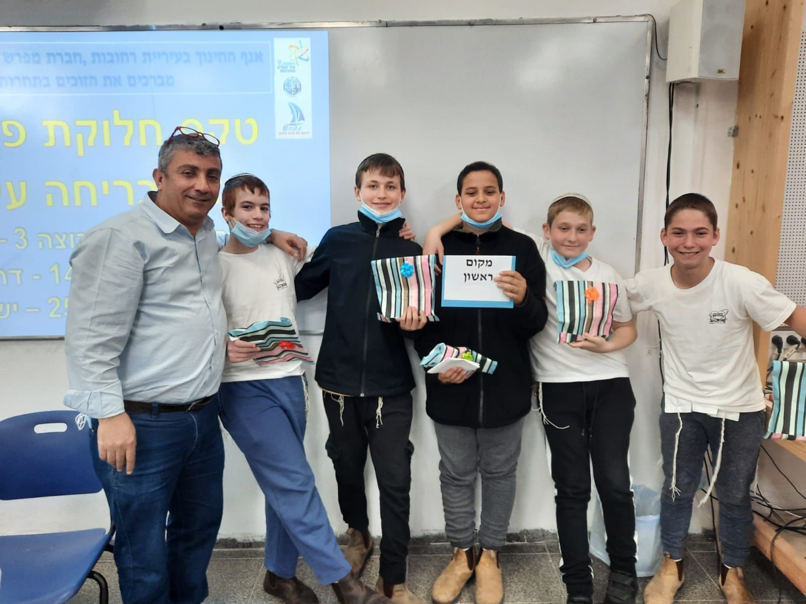 הקבוצה מישיבת הדרום שזכתה במקום הראשון עם המנהל הרב קובי ארביב. צילום: באדיבות דוברות עיריית רחובות