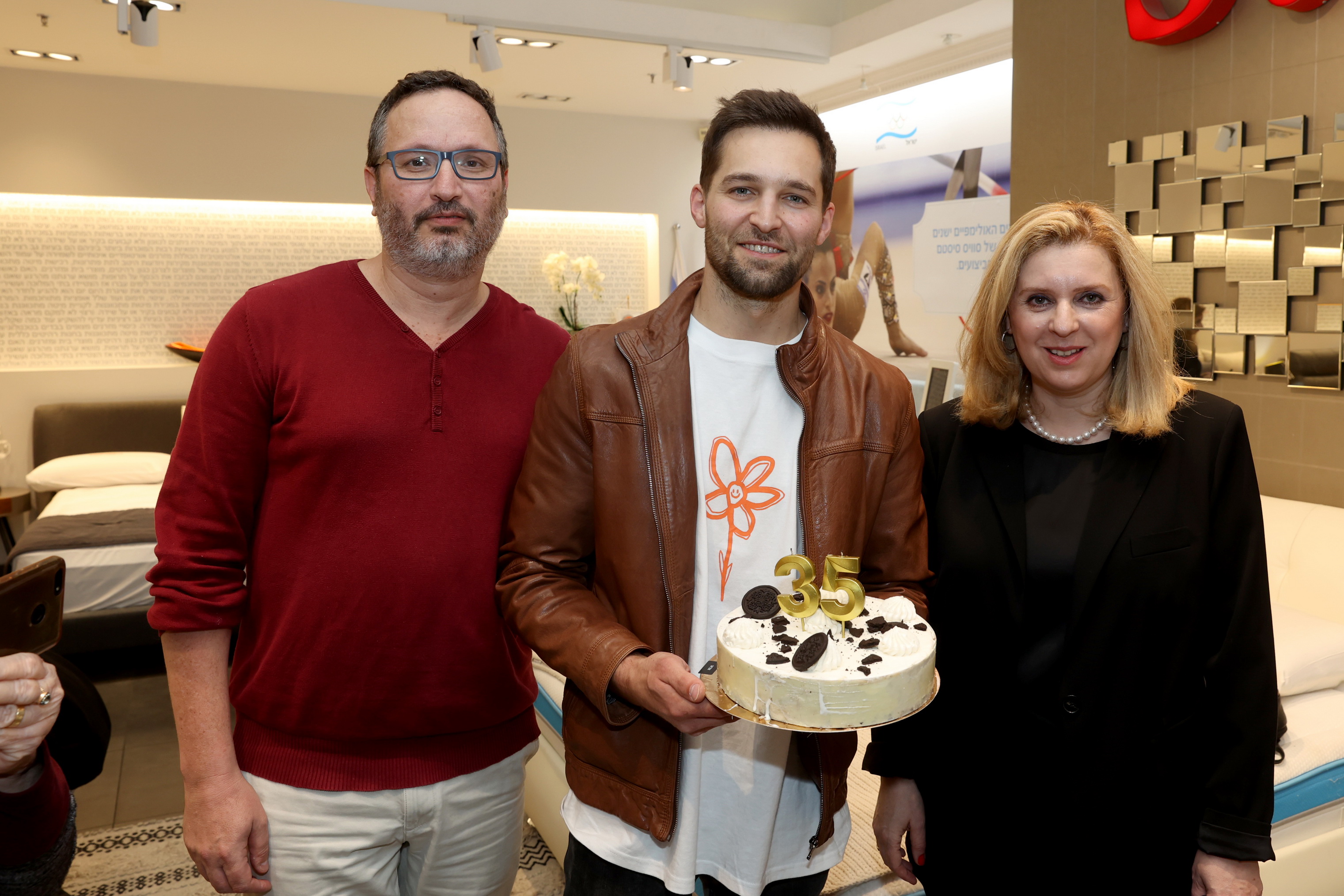 הלנה סלבוצקי סמנכ"ל תפעול ושי קורץ מנהל המכירות, עם אלכס שטילוב. צילום: איציק בירן

