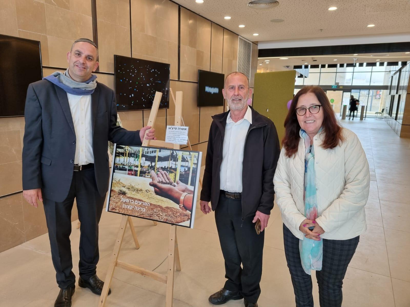 מימין: אורלי דהן, מאיר אסולין וראש העיר יאיר רביבו בפתיחת התערוכה. צילום: באדיבות דוברות עיריית לוד