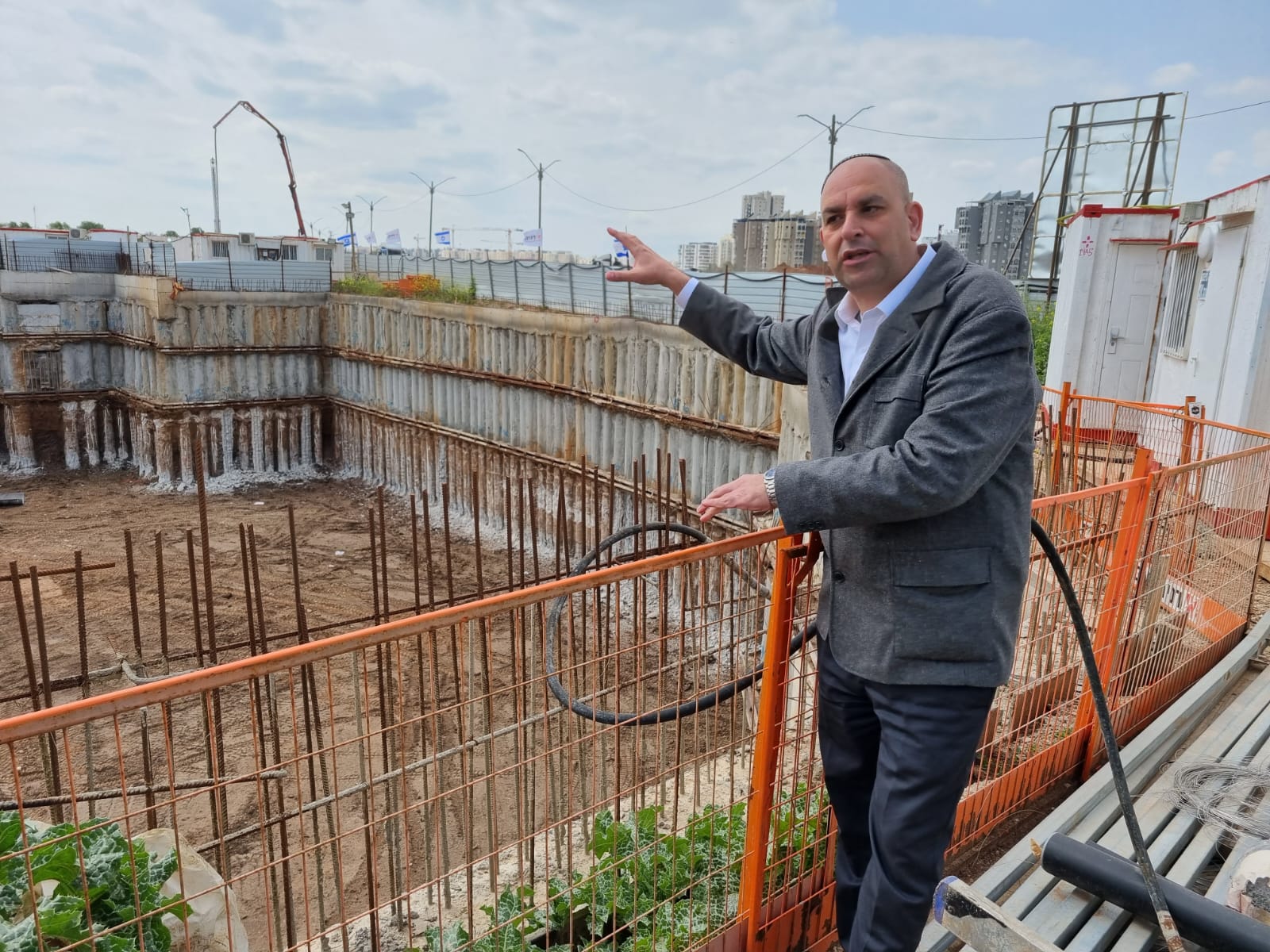 ראש העיר על רקע התקדמות החפירות ותנופת הפיתוח בנופי בן שמן. צילום: באדיבות דוברות עיריית לוד