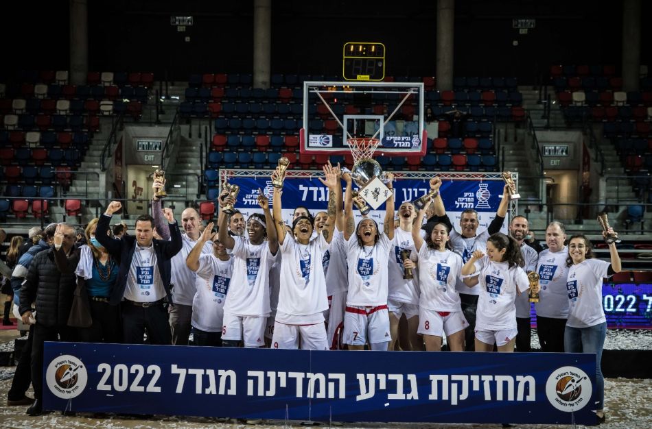 הגביע שלהן! צילום: עודד קרני, איגוד הכדורסל