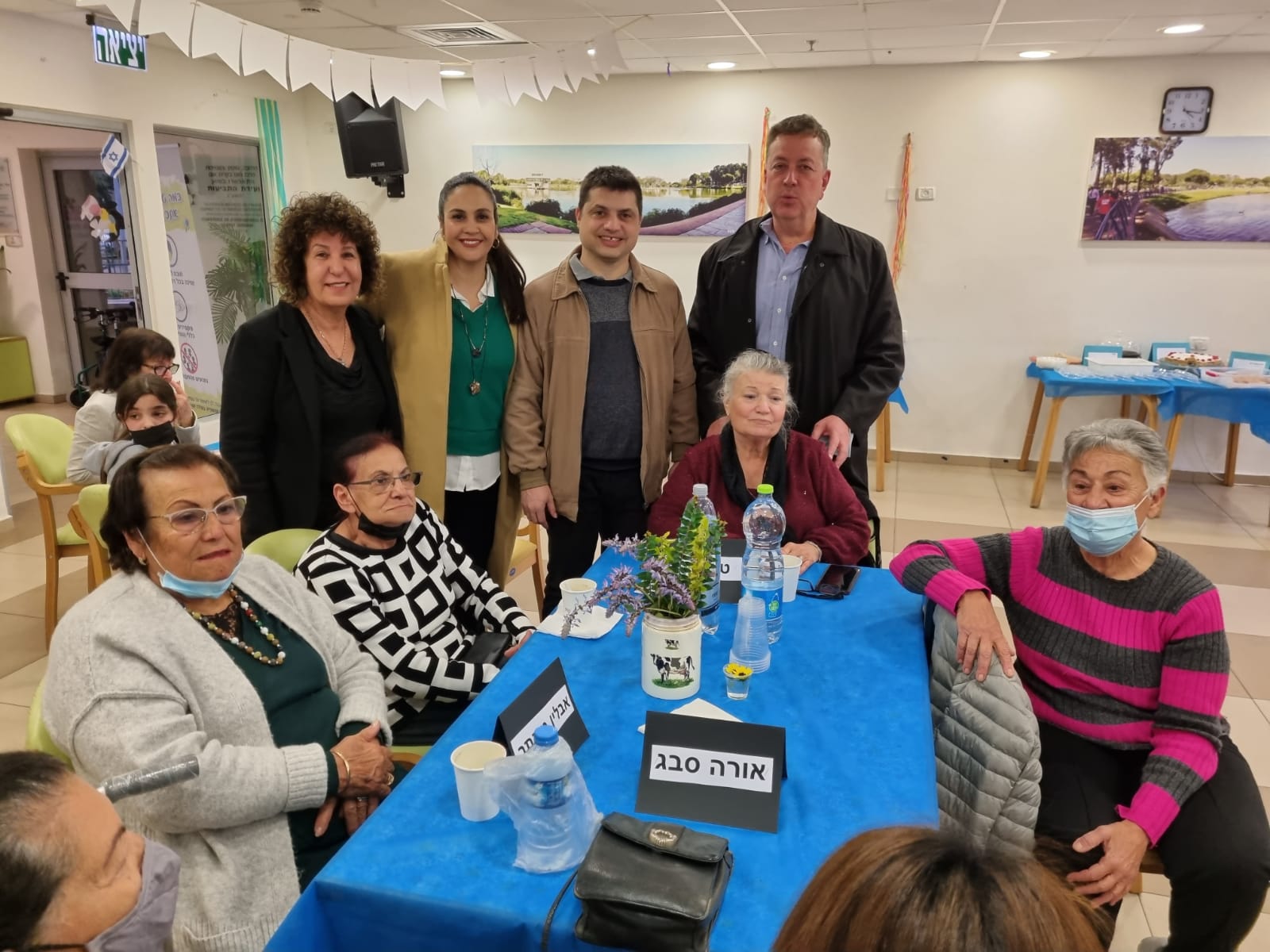 תמונה: מימין: ישראל גל ראש העיר, ירון יעקבי סגנו, לילך טרבינוביץ' מנהלת אגף הרווחה וציפי רוט מנהלת המחלקה לרווחת הגמלאי. צילום: אגף רווחה והשירותים החברתיים
