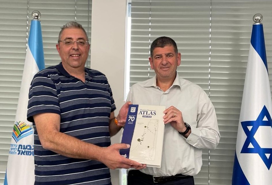 ראש העיר יוסי ברודני עם מנהל המשרד האזורי של מפקד האוכלוסין אבי הדר. צילום: באדיבות דוברות עיריית גבעת שמואל