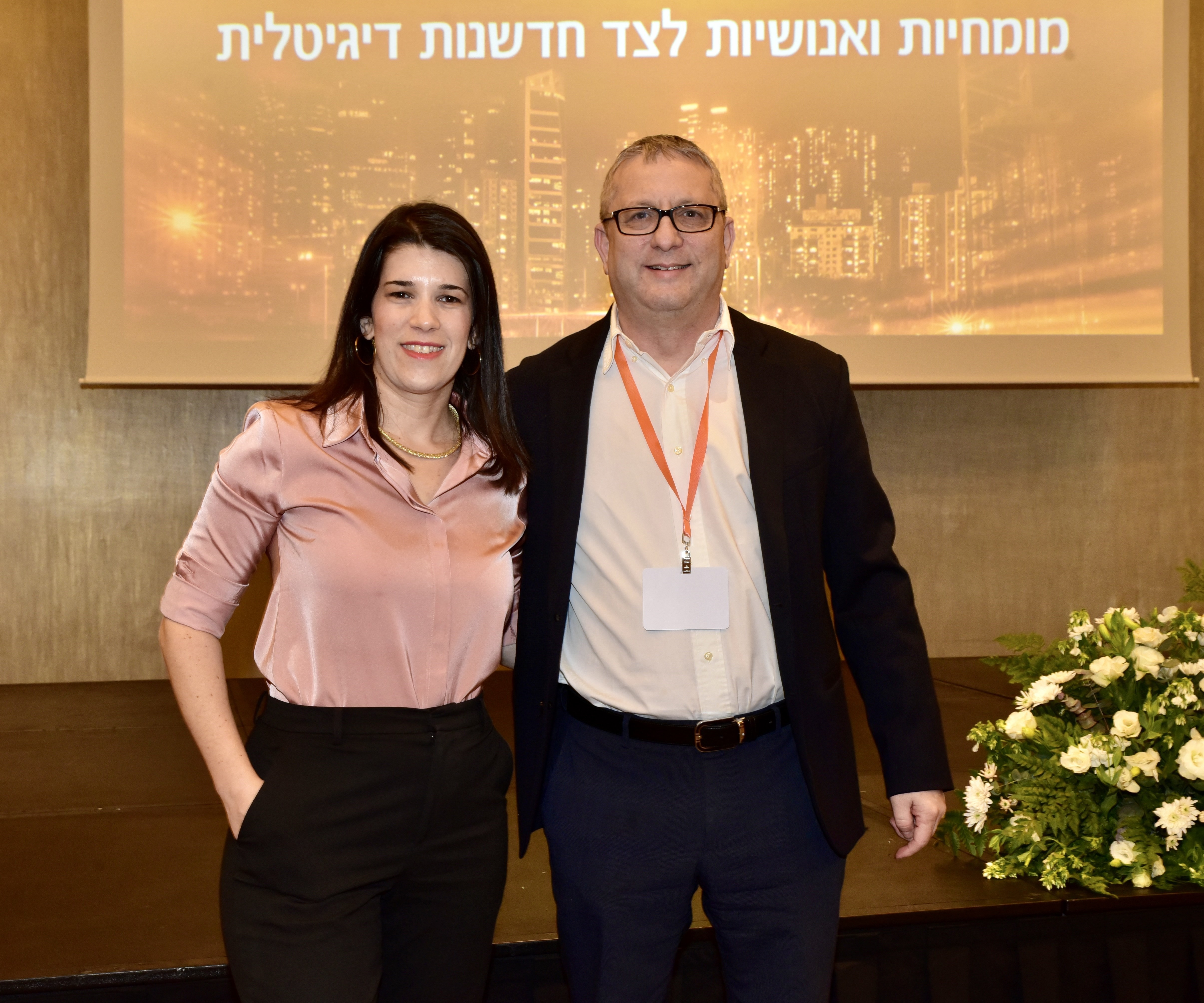 (מימין לשמאל) מנהל זרוע משכנתאות במזרחי טפחות דרור פלדמן
וסגנית מנהל זרוע המשכנתאות שרון בן יהודה. צילום: אבשלום