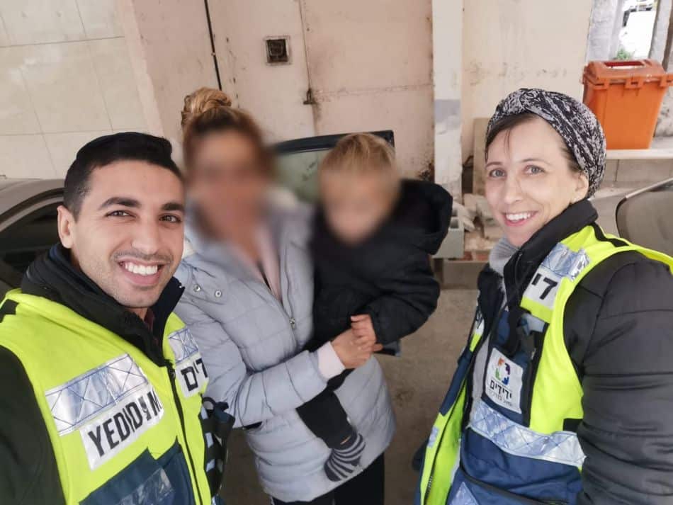 שמחים ומאושרים לאחר החילוץ המוצלח- צילום: ידידים, סיוע בדרכים