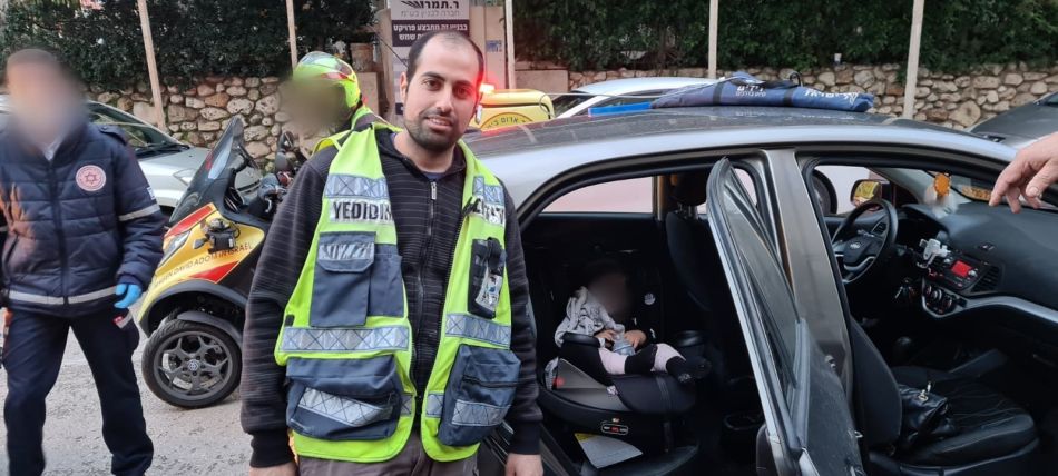 ליאור לוי עם הפעוטה לאחר החילוץ המוצלח- צילום: ידידים, סיוע בדרכים