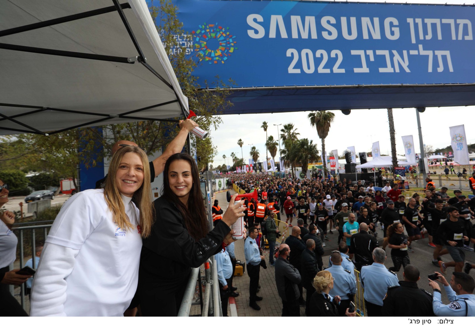 (מימין לשמאל):
גלית פולק ולינוי אשרם מזניקות את מקצה ה-10 ק"מ <br> צילום: סיון פרג