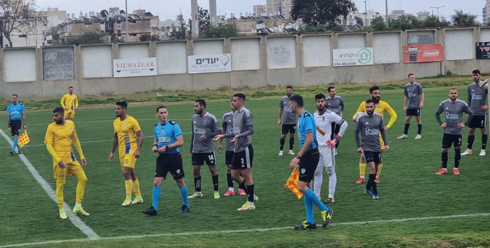 שחקני חולון והרצליה - צילום: רועי אסף
