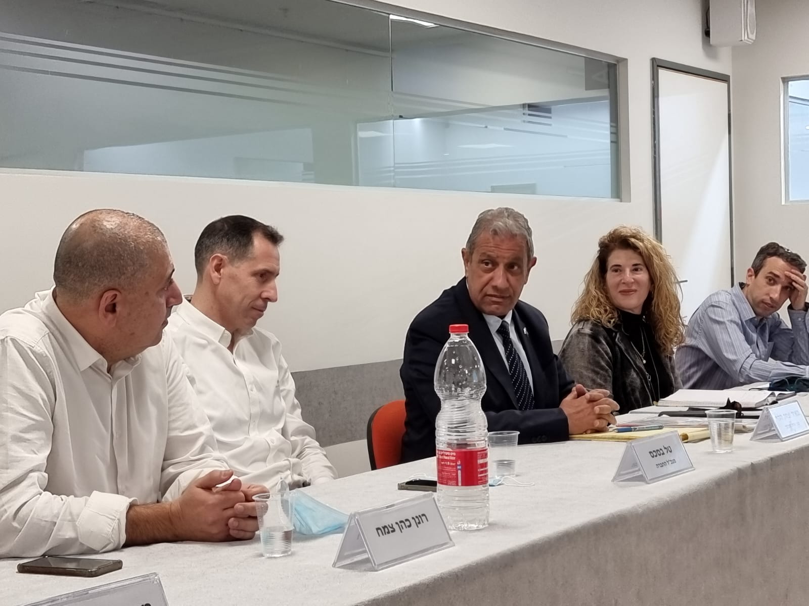 במרכז: מאיר יצחק הלוי, לצידו טל בסכס, מנכ"ל החברה למתנ"סים <br> צילום: החברה למתנ"סים