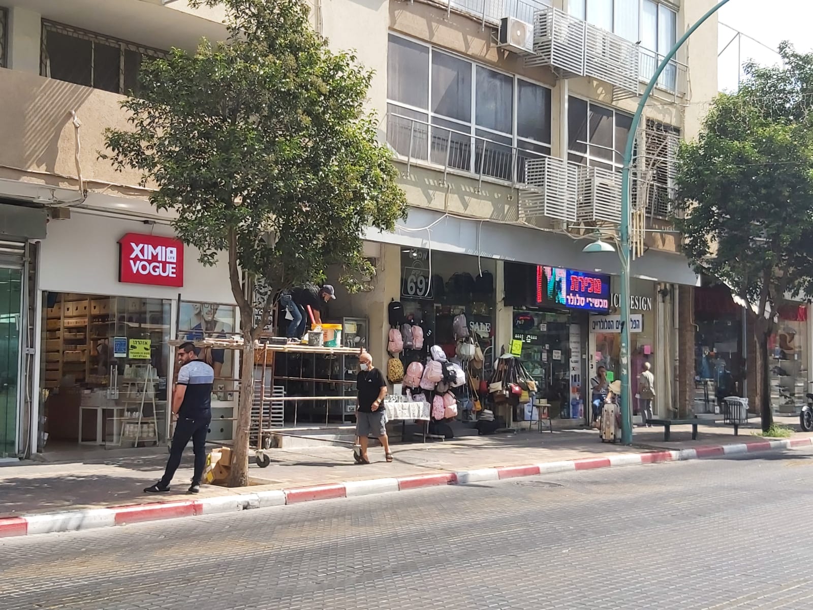 פני העיר משתנה : מתקני תצוגה מחוץ לחנויות, סגירת לילה מחוץ לבתי העסק
