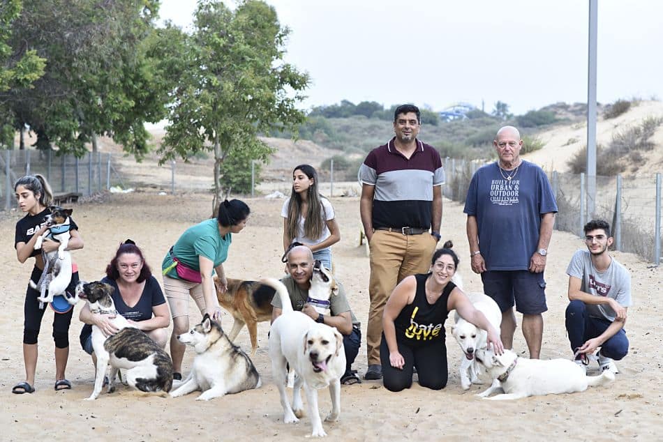 מפגש עם הווטרינר העירוני בגינת הכלבים ברחוב מטולה. צילום: עיריית חולון