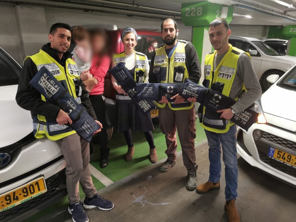המחלצים עם האם והתינוק- צילום: ידידים סיוע בדרכים