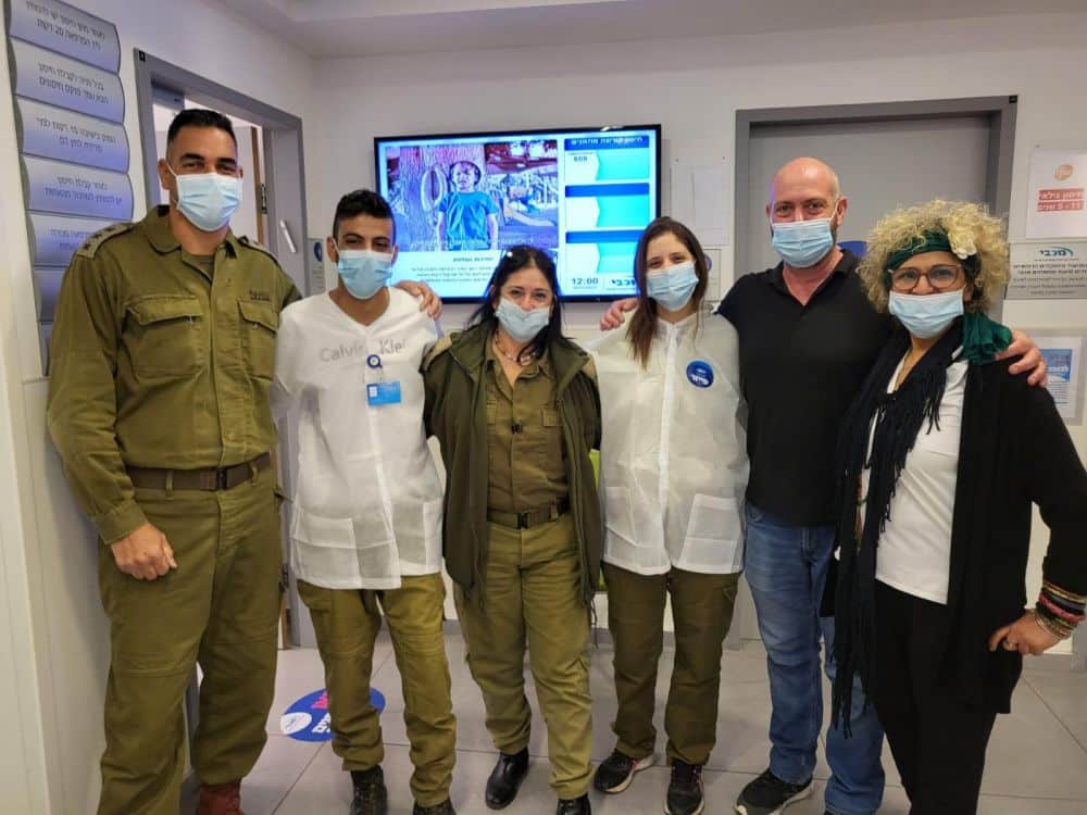 אלוף משנה גלעד פטימר, שני חובשים, מנהל המרפאה אבי יבלונסקי ומ״פ מכבי, סגן אלוף אורית גרמנוב- צילום: דובר צה"ל