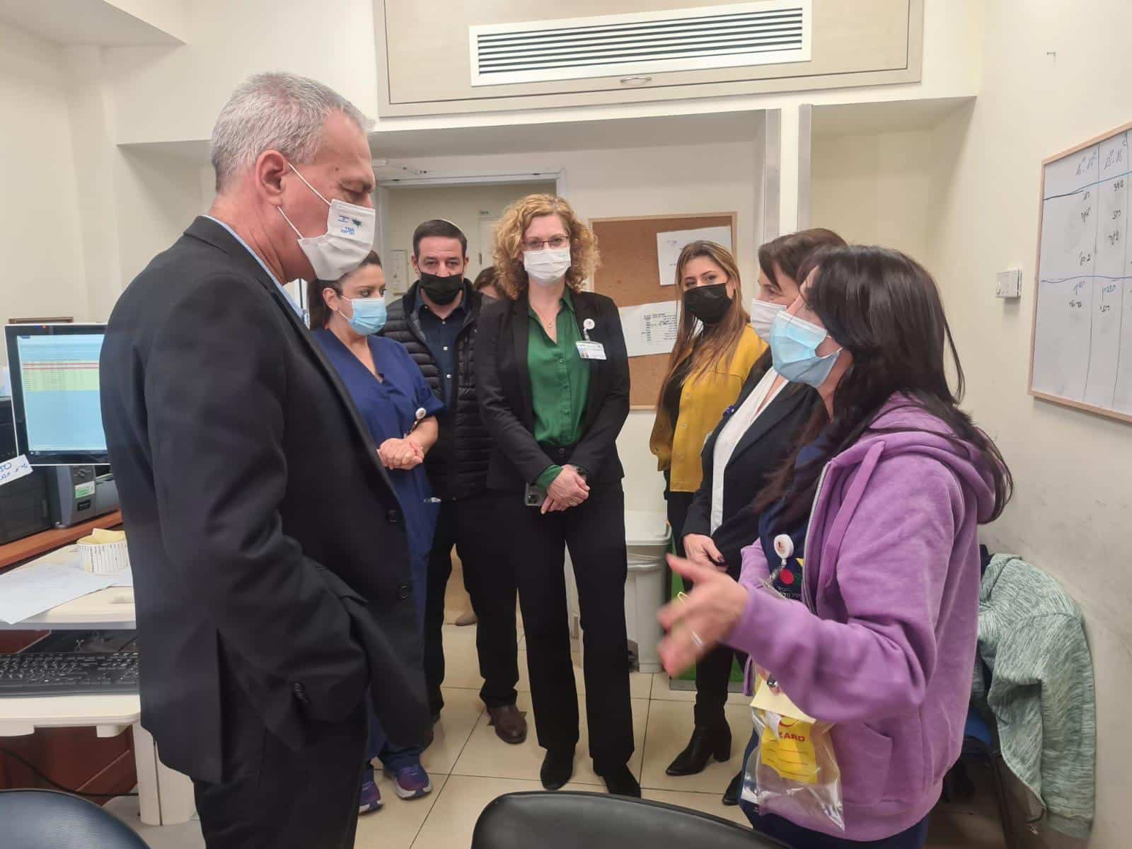 פרופסור נחמן אש עם דוקטור ענת אנגל והצוות הרפואי - צילום: דוברות וולפסון