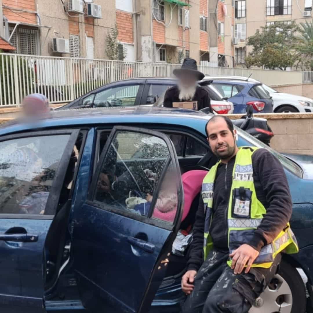 חולון: שני תינוקות חולצו מרכב נעול בשיא הקור