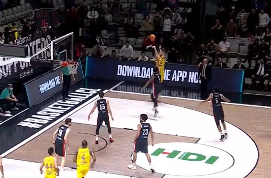 זריקת הניצחון של גיא פניני- צילום: FIBA BASKETBALL