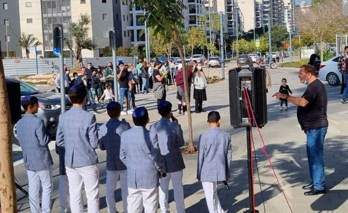 להקת פרחי ירושלים בהופעה ייחודית בתורים לבדיקות בגבעת שמואל