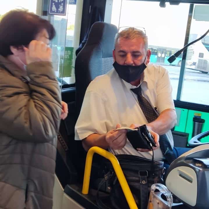 יוסי אזולאי עם התיק שהושב לבעליו