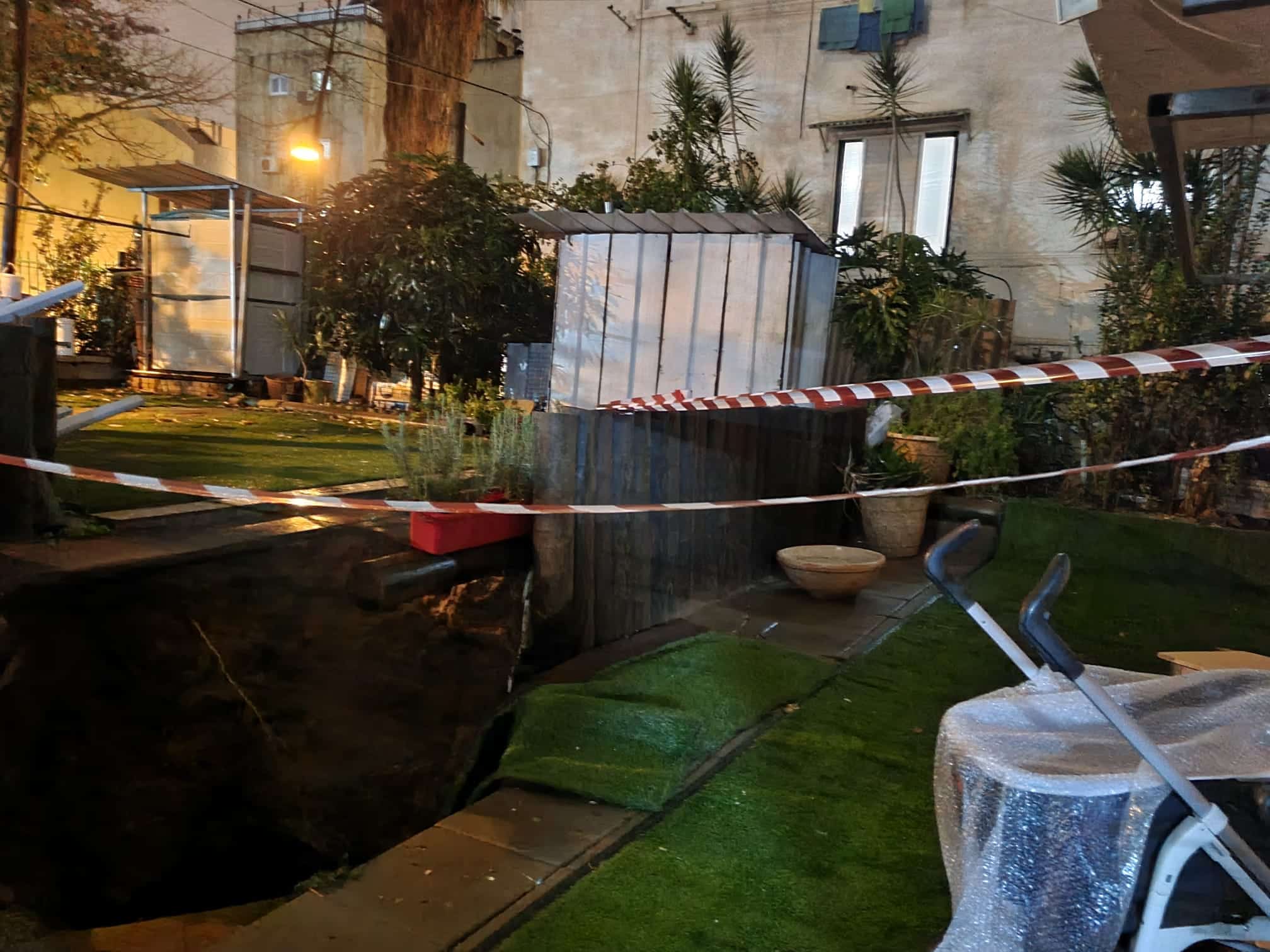 בולען בחצר בניין ברחוב ירושלים