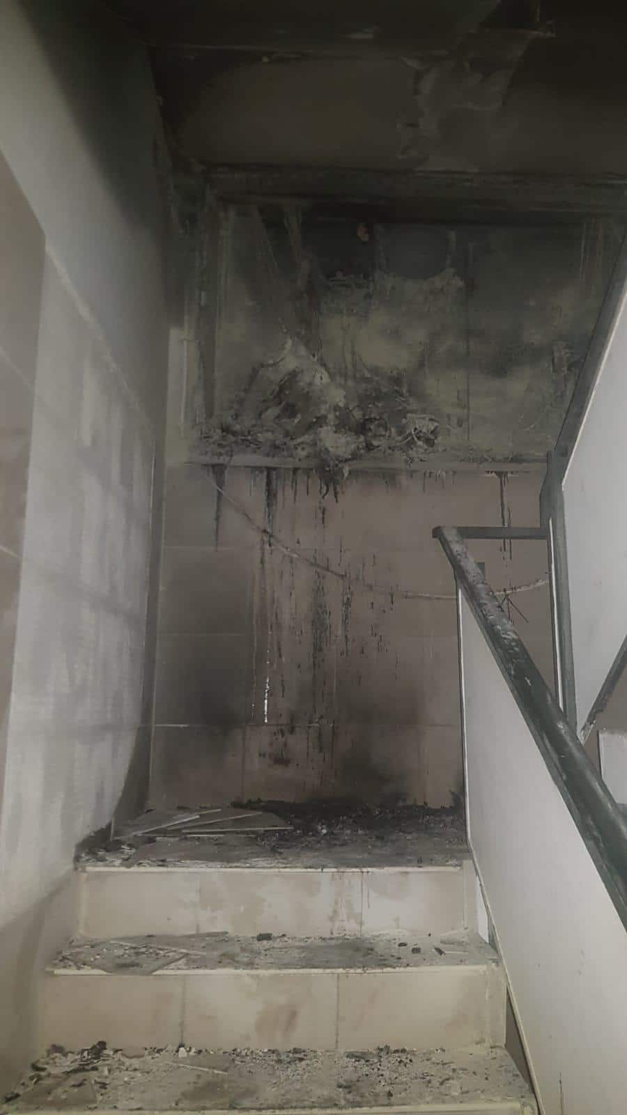 חדר המדרגות השרוף- צילום: דוברות כבאות והצלה מחוז דן תחנת חולון