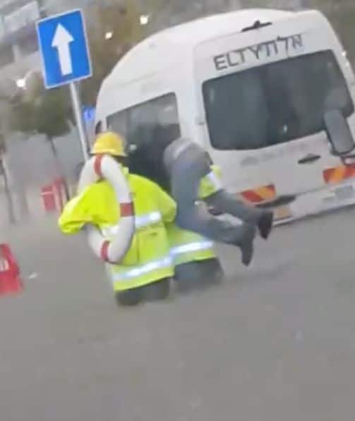 חילוץ באזור התעשייה- צילום: דוברות כבאות והצלה מחוז דן- תחנת חולון