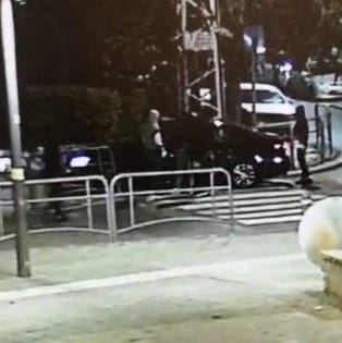 החשודים תוקפים את המכונים שהקורבן בתוכה. צילום דוברות המשטרה