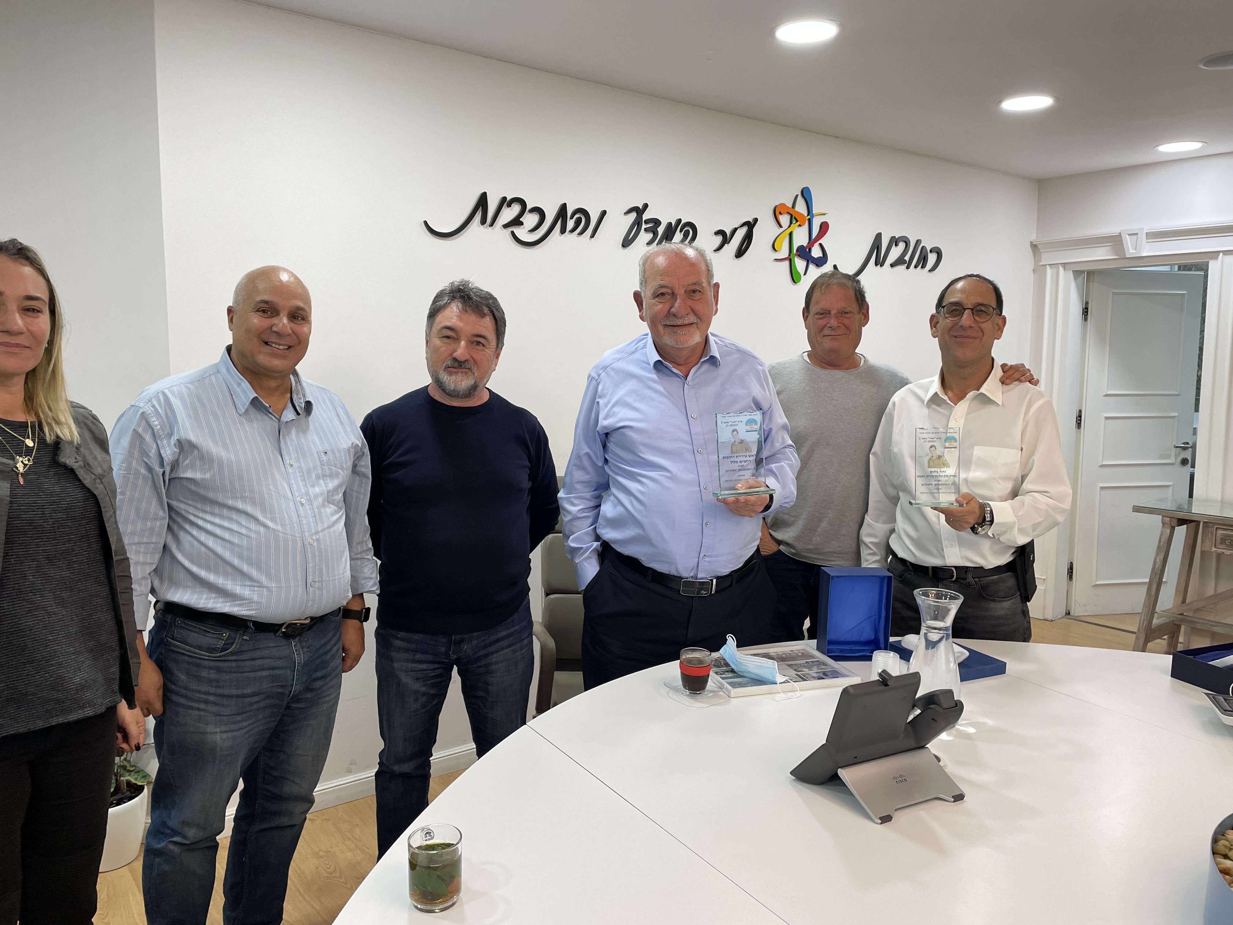 נציגי עמותת לאורו לזכר רונן לוברסקי בלשכת ראש העיר . צילום: באדיבות העירייה