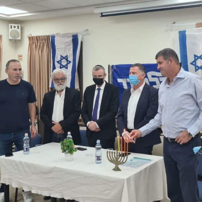 מדליקים נרות בסניף הליכוד בקריית אונו