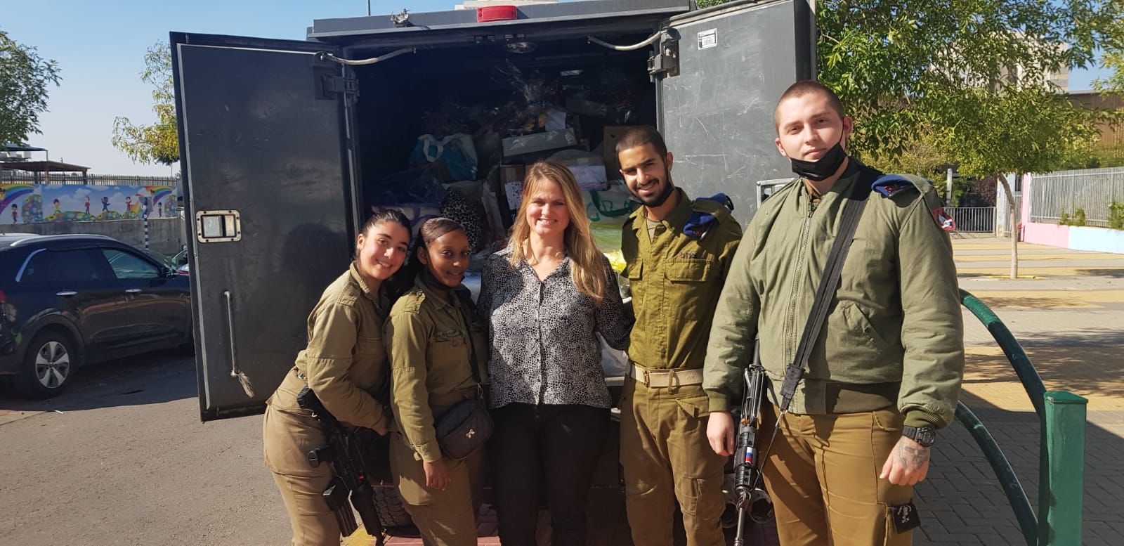 קרן רוזנטל והחיילים. צילום: עיריית רחובות 
