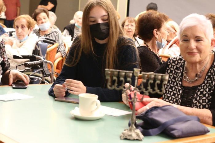 מדליקים נרות ביחד. צילום: טלי שקרצי