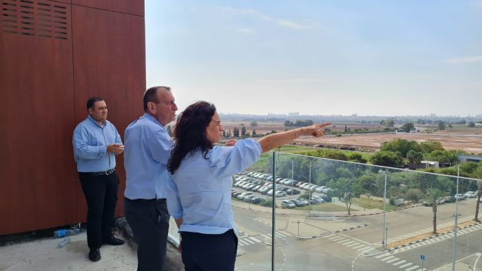 תיאמתם בגדים? ליאת שוחט ורון חולדאי. צילום: דוברות עיריית אור יהודה