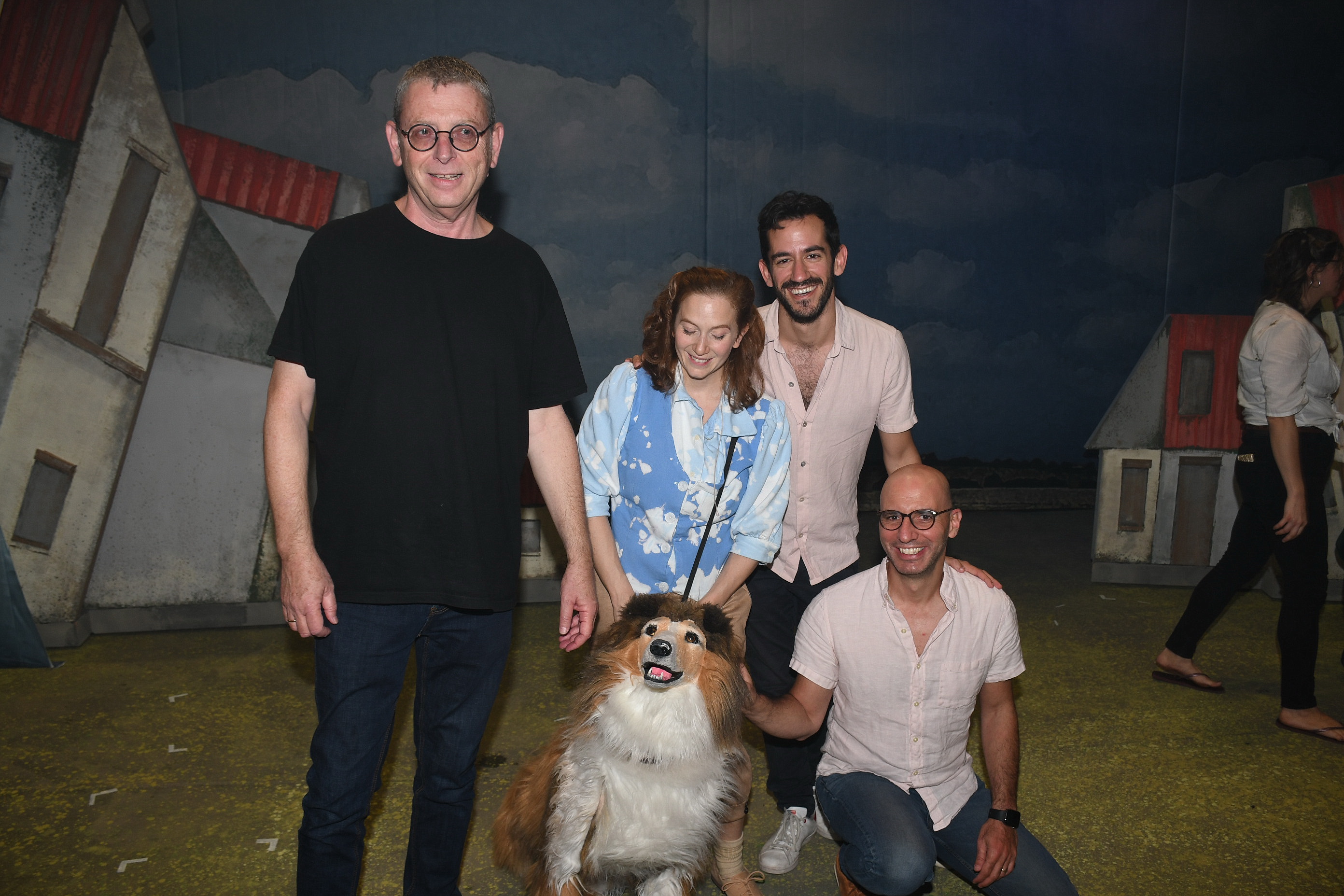 נועם שמואל, מנהל אמנותי תיאטרון מדיטק חולון, גמא פריד, בימאי לאסי, גילי בית הלחמי אשר מפעילה את הבובה של לאסי ודני וייס מנכ"ל מדיטק חולון.  <br>  צילום: אביב חופי
