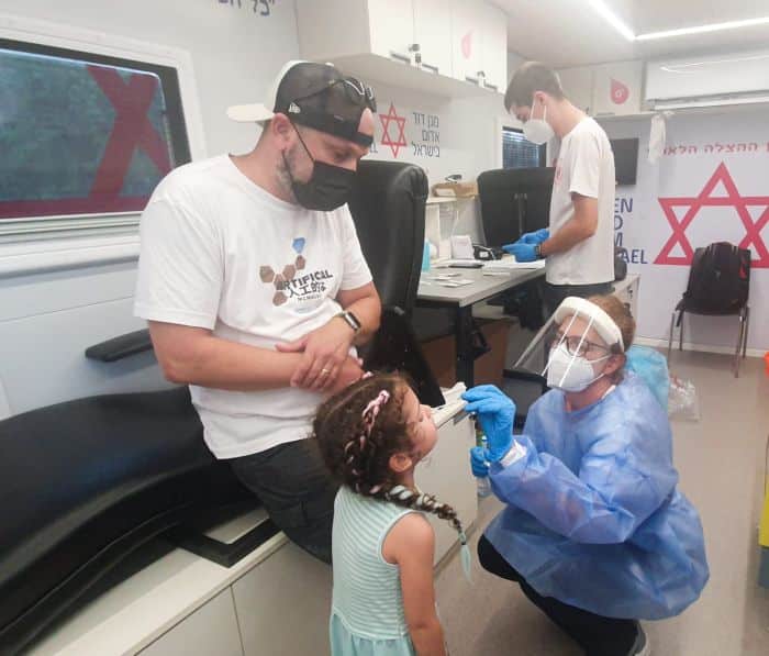 בדיקה. צילום: דוברות מד"א