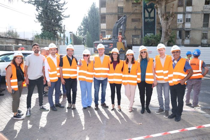 יוצאים לדרך. צילום: סטודיו ישראל